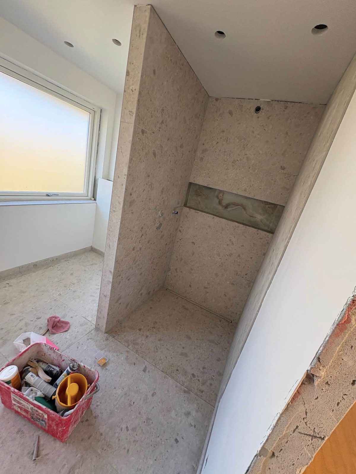 Badeværelse med terrazzofliser og bruseniche