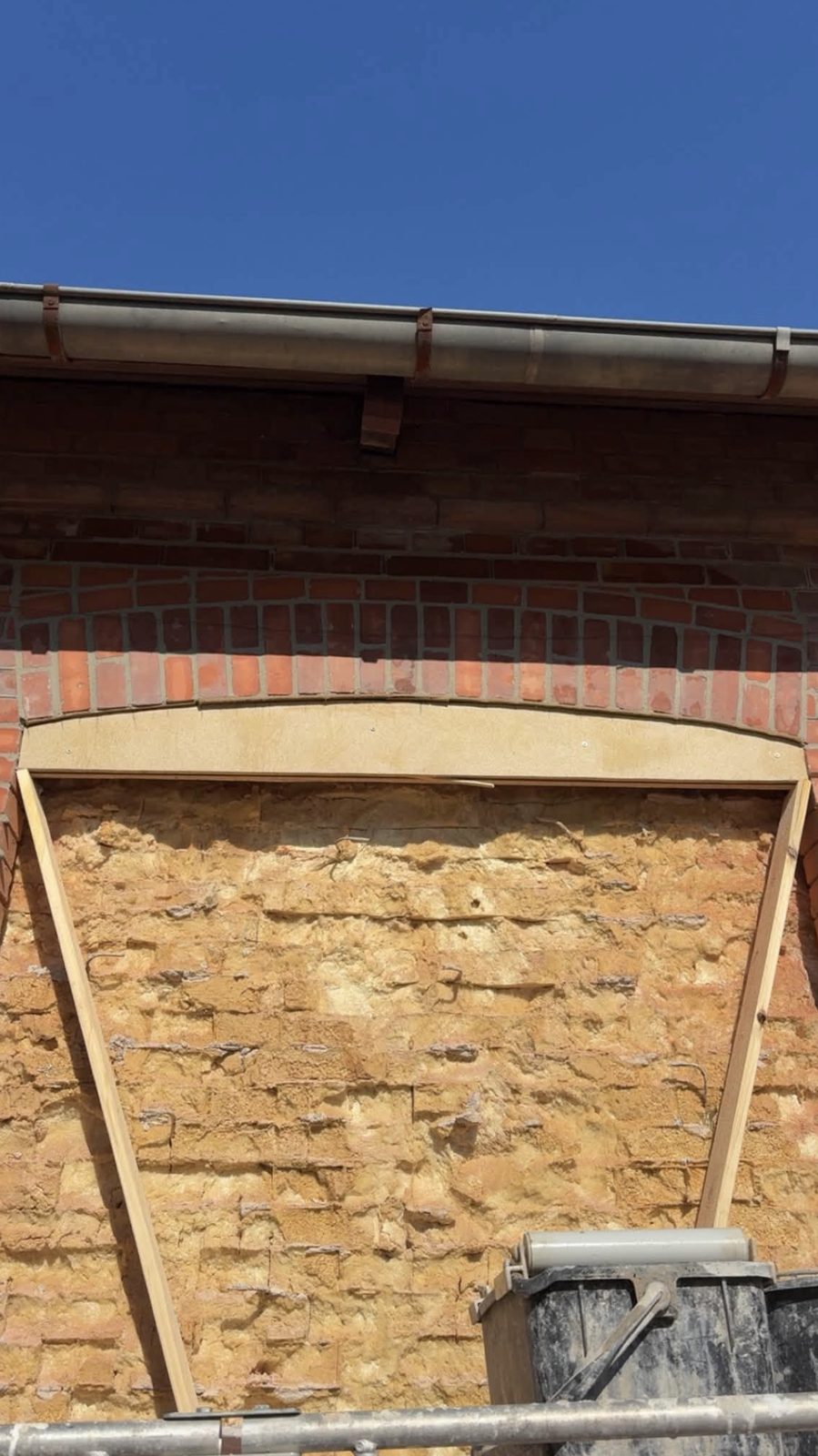 Facaderenovering af murbue under udskiftning