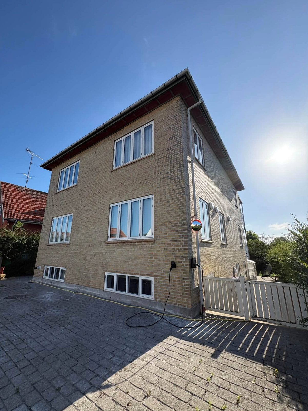 Facaderenovering af villa i gule mursten
