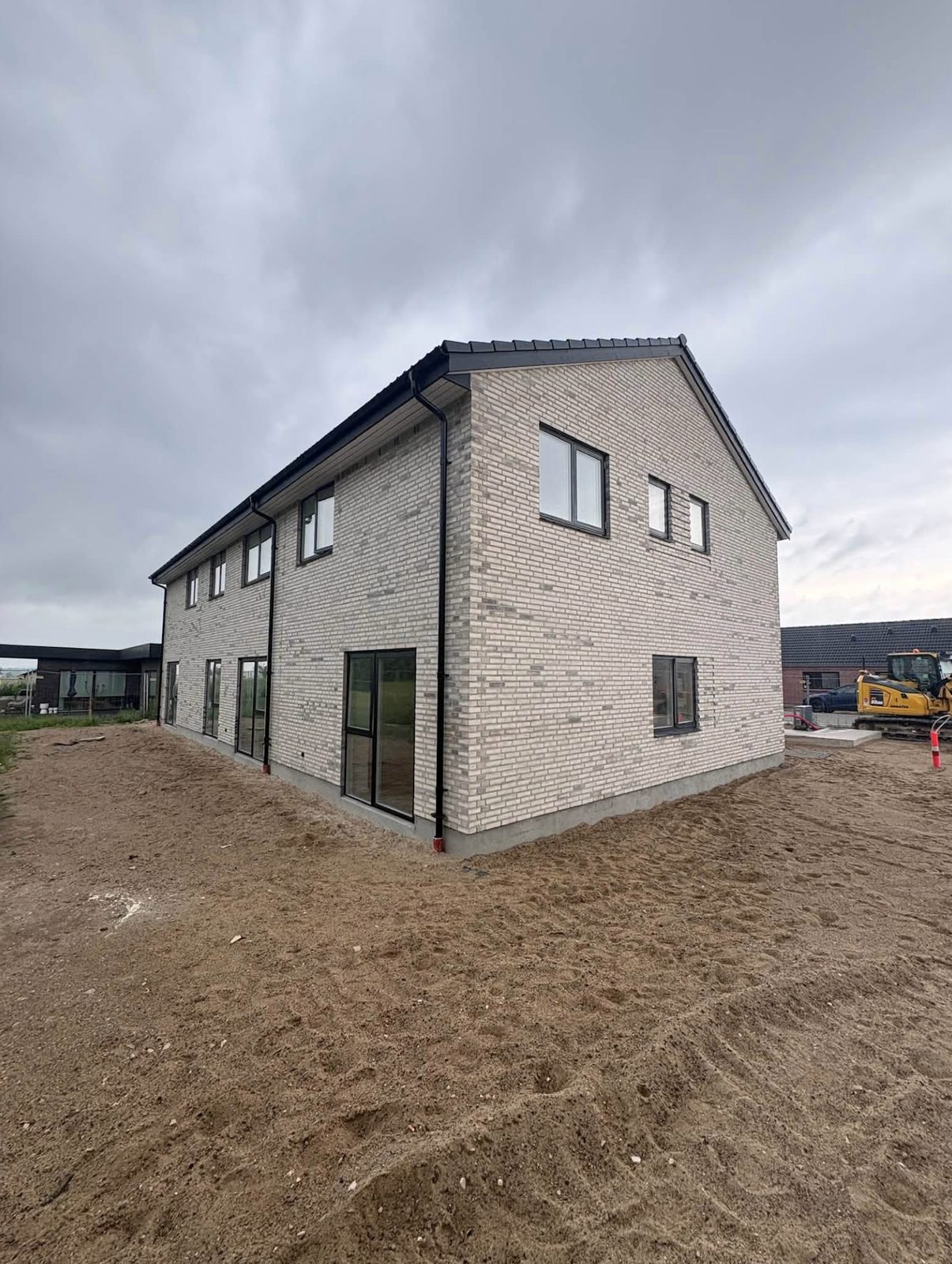 Gavl på nyopført hus i lyse mursten
